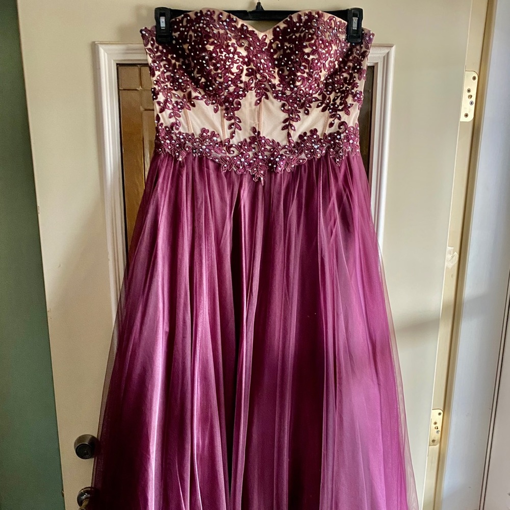 BEAUTIFUL strapless Appliqué Ballgown, wine color